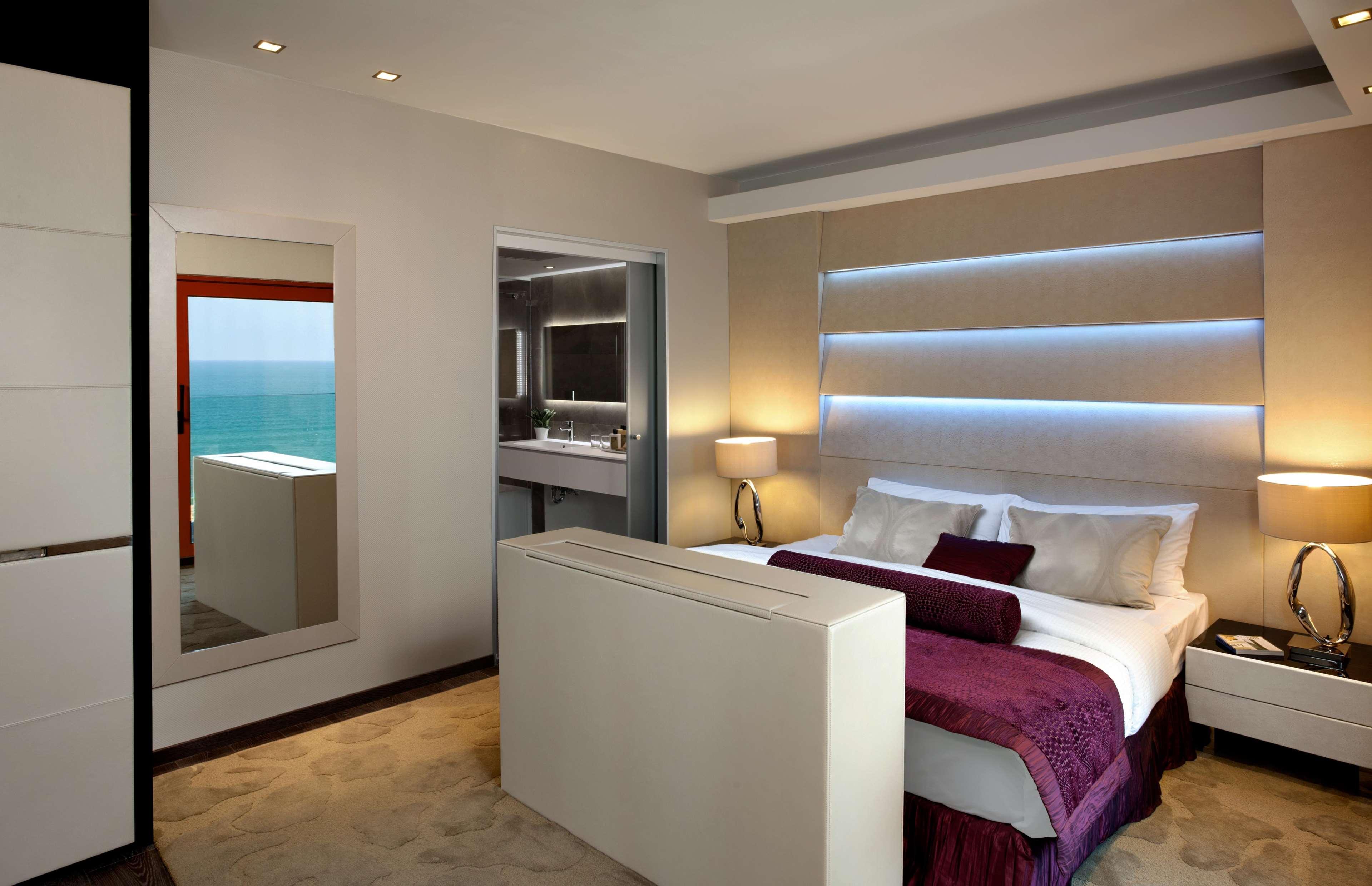 Carlton Tel Aviv Hotel - Luxury On The Beach Εξωτερικό φωτογραφία A bedroom in the hotel
