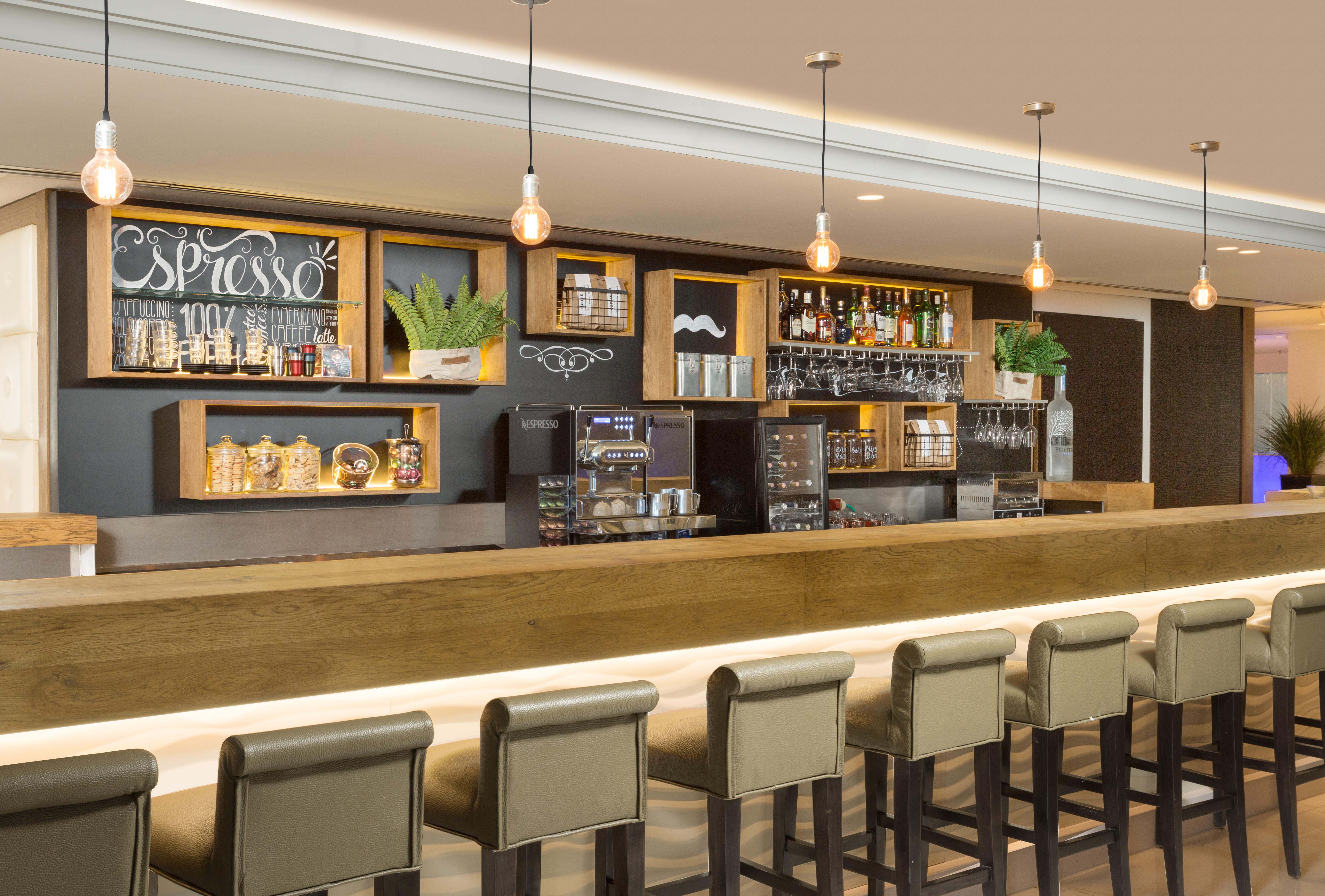 Carlton Tel Aviv Hotel - Luxury On The Beach Εξωτερικό φωτογραφία A coffee bar