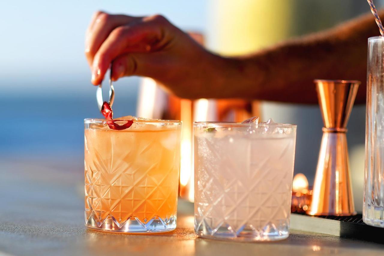 Carlton Tel Aviv Hotel - Luxury On The Beach Εξωτερικό φωτογραφία A bartender adding a cherry to a cocktail