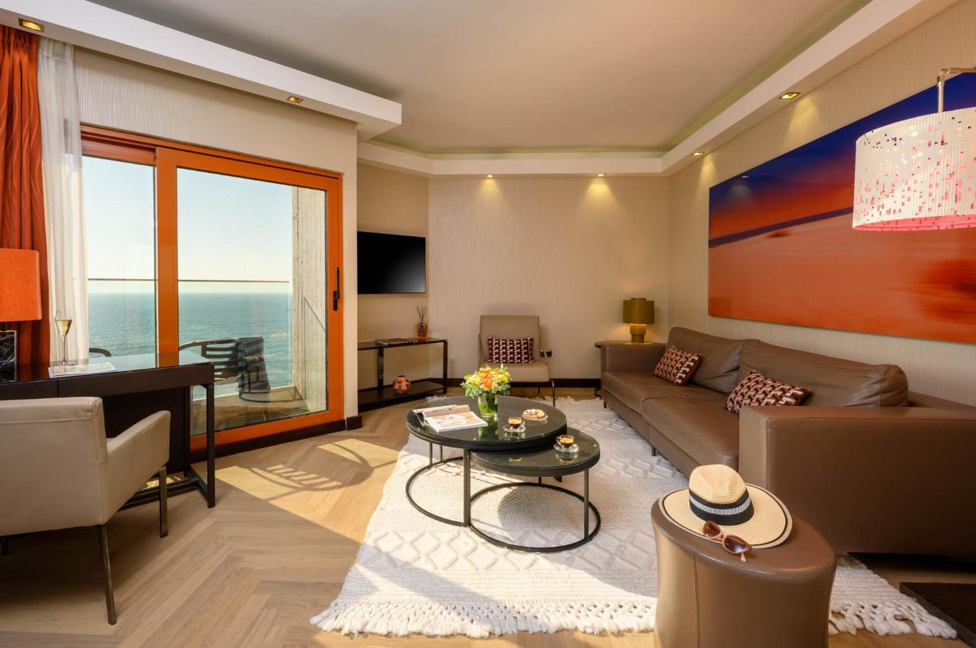 Carlton Tel Aviv Hotel - Luxury On The Beach Εξωτερικό φωτογραφία A living room in a suite at the Hilton Istanbul Bosphorus