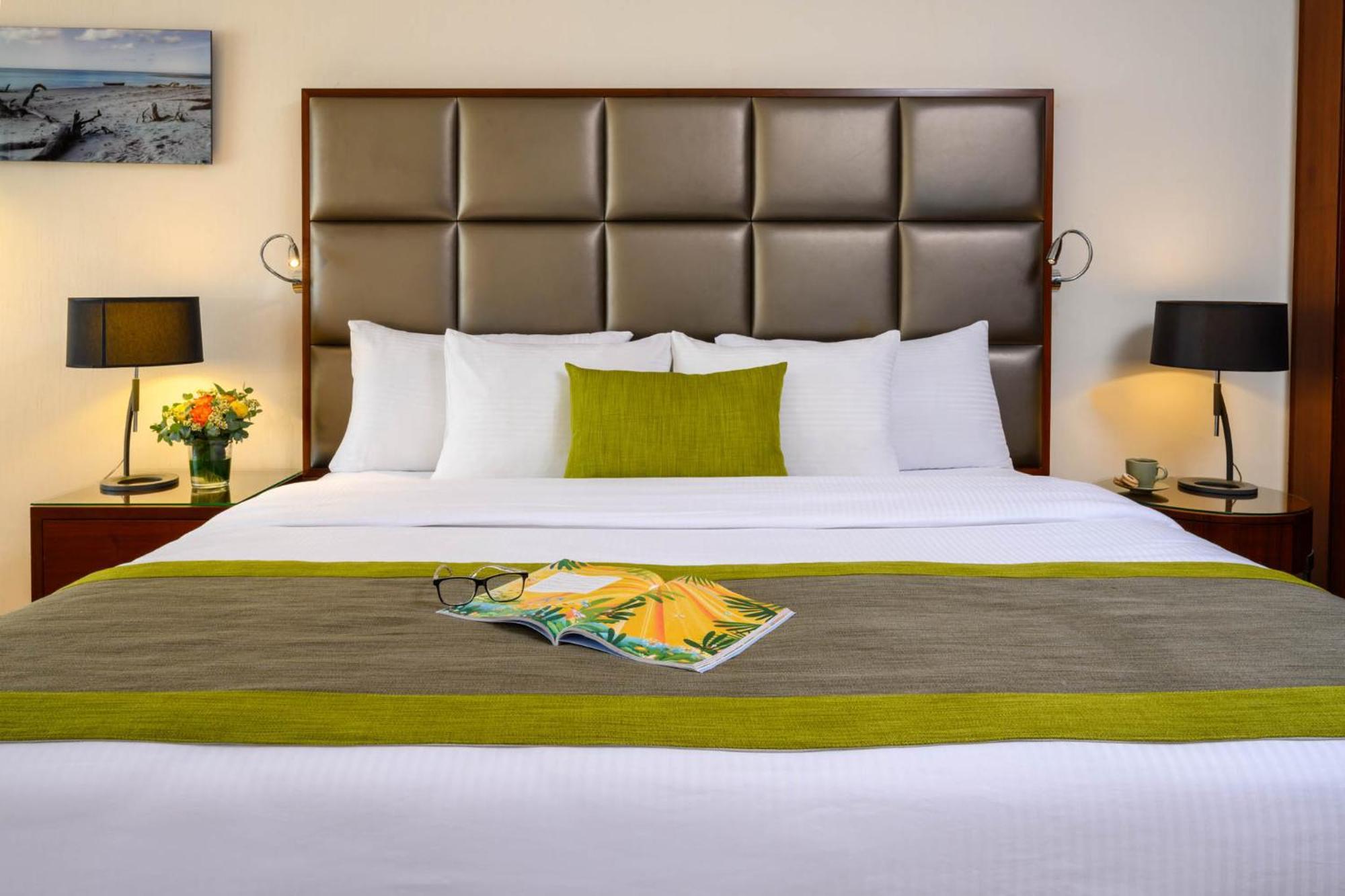 Carlton Tel Aviv Hotel - Luxury On The Beach Εξωτερικό φωτογραφία A bed with a bed runner